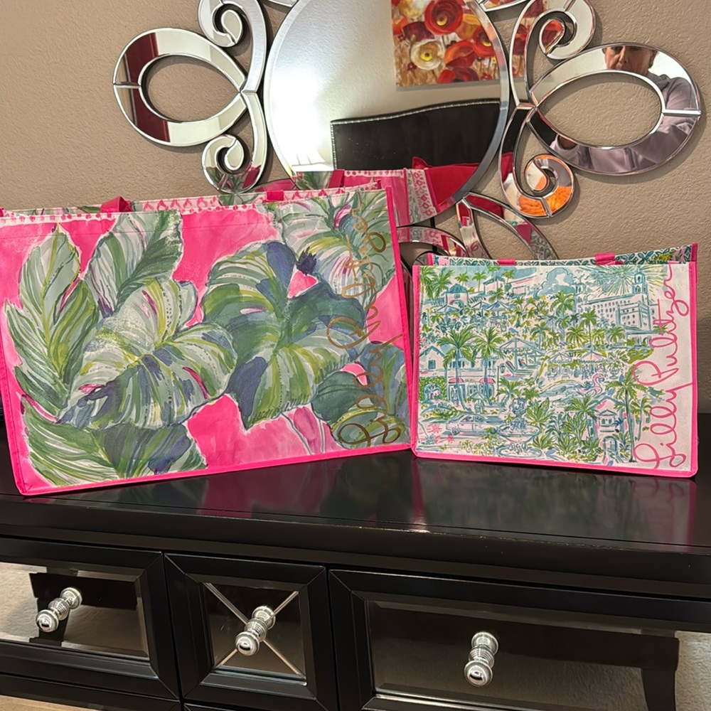 2 Lilly Pulitzer tote bags. Big one is 22”X15”. Smaller one is 15”X11”